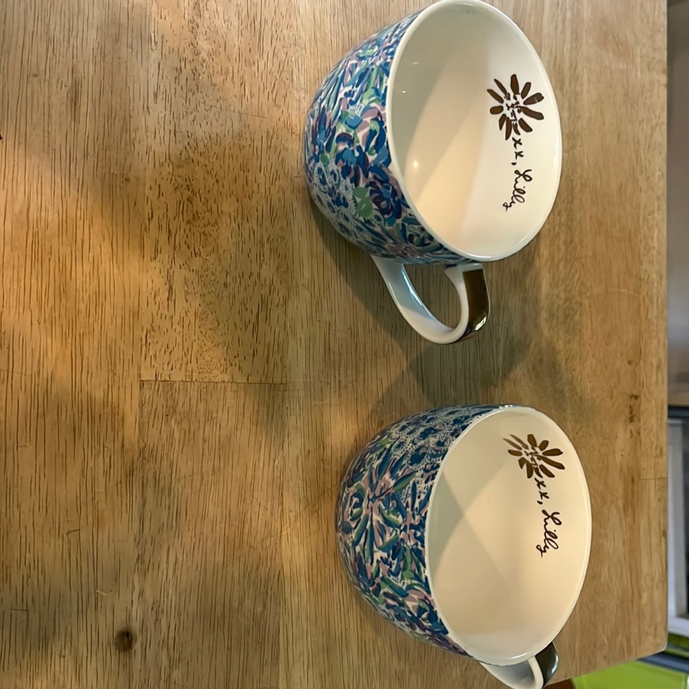 2 Lilly Pulitzer mugs. Barely used.